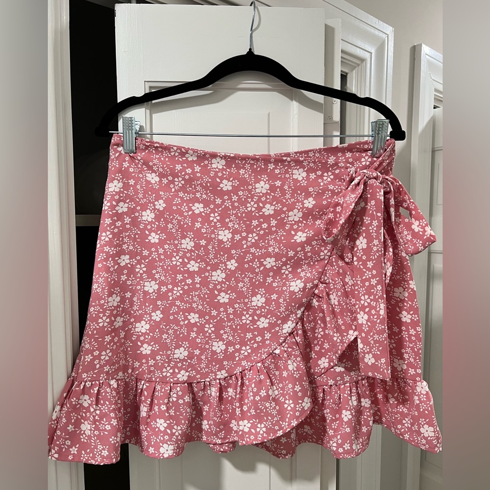 Pink Lily Floral Mini Skirt in Pink and White